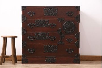 中古　岩谷堂箪笥　桜木家具店作　金具の細やかな意匠が魅力、重厚な佇まいの衣装箪笥(整理箪笥、和タンス、引き出し、チェスト)(R-048838)