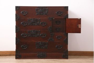 中古　岩谷堂箪笥　桜木家具店作　金具の細やかな意匠が魅力、重厚な佇まいの衣装箪笥(整理箪笥、和タンス、引き出し、チェスト)(R-048838)