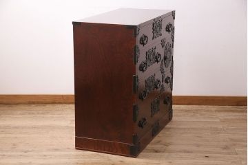 中古　岩谷堂箪笥　桜木家具店作　金具の細やかな意匠が魅力、重厚な佇まいの衣装箪笥(整理箪笥、和タンス、引き出し、チェスト)(R-048838)