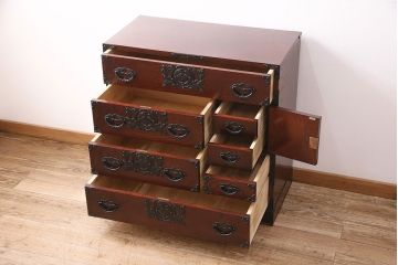 中古　岩谷堂箪笥　桜木家具店作　金具の細やかな意匠が魅力、重厚な佇まいの衣装箪笥(整理箪笥、和タンス、引き出し、チェスト)(R-048838)