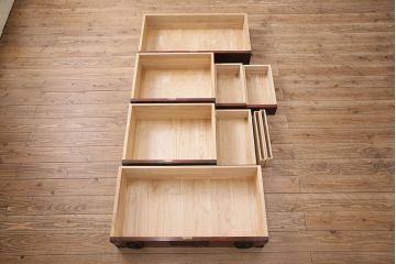 中古　岩谷堂箪笥　桜木家具店作　金具の細やかな意匠が魅力、重厚な佇まいの衣装箪笥(整理箪笥、和タンス、引き出し、チェスト)(R-048838)