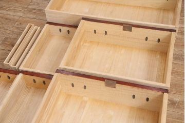 中古　岩谷堂箪笥　桜木家具店作　金具の細やかな意匠が魅力、重厚な佇まいの衣装箪笥(整理箪笥、和タンス、引き出し、チェスト)(R-048838)
