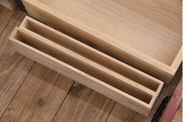 中古　岩谷堂箪笥　桜木家具店作　金具の細やかな意匠が魅力、重厚な佇まいの衣装箪笥(整理箪笥、和タンス、引き出し、チェスト)(R-048838)