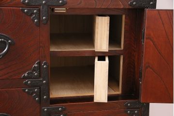 中古　岩谷堂箪笥　桜木家具店作　金具の細やかな意匠が魅力、重厚な佇まいの衣装箪笥(整理箪笥、和タンス、引き出し、チェスト)(R-048838)