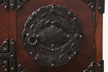中古　岩谷堂箪笥　桜木家具店作　金具の細やかな意匠が魅力、重厚な佇まいの衣装箪笥(整理箪笥、和タンス、引き出し、チェスト)(R-048838)