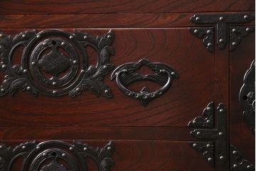 中古　岩谷堂箪笥　桜木家具店作　金具の細やかな意匠が魅力、重厚な佇まいの衣装箪笥(整理箪笥、和タンス、引き出し、チェスト)(R-048838)