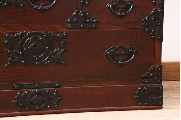中古　岩谷堂箪笥　桜木家具店作　金具の細やかな意匠が魅力、重厚な佇まいの衣装箪笥(整理箪笥、和タンス、引き出し、チェスト)(R-048838)
