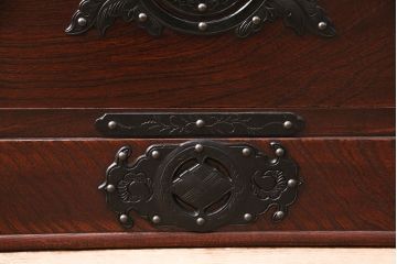 中古　岩谷堂箪笥　桜木家具店作　金具の細やかな意匠が魅力、重厚な佇まいの衣装箪笥(整理箪笥、和タンス、引き出し、チェスト)(R-048838)