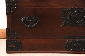 中古　岩谷堂箪笥　桜木家具店作　金具の細やかな意匠が魅力、重厚な佇まいの衣装箪笥(整理箪笥、和タンス、引き出し、チェスト)(R-048838)