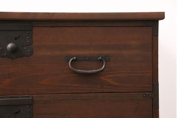 和製アンティーク　脚付き・天板リメイク　黒い金具と古い木の質感が味わい深いローボード(テレビ台、テレビボード、引き出し、リビングボード、チェスト)(R-048860)
