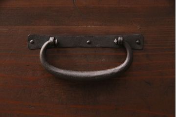 和製アンティーク　脚付き・天板リメイク　黒い金具と古い木の質感が味わい深いローボード(テレビ台、テレビボード、引き出し、リビングボード、チェスト)(R-048860)