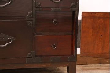和製アンティーク　前面栗材　漆塗りが綺麗!脚を付けてリメイクした米沢箪笥ローボード(テレビ台、テレビボード、ローチェスト、引き出し、時代箪笥)(R-048863)