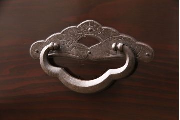 和製アンティーク　前面栗材　漆塗りが綺麗!脚を付けてリメイクした米沢箪笥ローボード(テレビ台、テレビボード、ローチェスト、引き出し、時代箪笥)(R-048863)