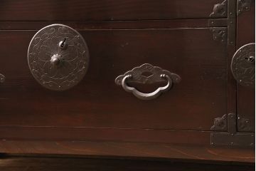 和製アンティーク　前面栗材　漆塗りが綺麗!脚を付けてリメイクした米沢箪笥ローボード(テレビ台、テレビボード、ローチェスト、引き出し、時代箪笥)(R-048863)
