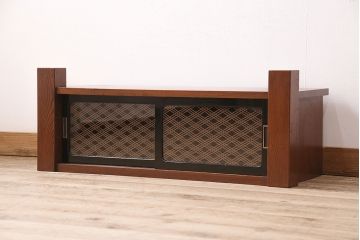 和製アンティーク　ケヤキ材　漆塗り　三重菱の組子がお洒落なアクセントになった置き床(収納棚、ガラス戸棚、ローボード、飾り台、テレビ台)(R-048866)