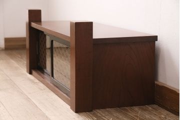 和製アンティーク　ケヤキ材　漆塗り　三重菱の組子がお洒落なアクセントになった置き床(収納棚、ガラス戸棚、ローボード、飾り台、テレビ台)(R-048866)