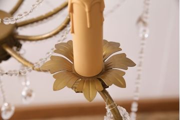 中古　ゴージャスな雰囲気が魅力!味わい深い色合いのアンティーク風シャンデリア(天井照明、吊り下げ照明)(R-048867)