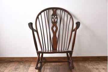イギリスアンティーク　ERCOL(アーコール)　Windsor(ウィンザー)シリーズ　アザミの花の透かし彫りが上品なロッキングチェア(椅子、アームチェア)(R-048874)