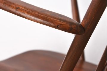 イギリスアンティーク　ERCOL(アーコール)　Windsor(ウィンザー)シリーズ　アザミの花の透かし彫りが上品なロッキングチェア(椅子、アームチェア)(R-048874)