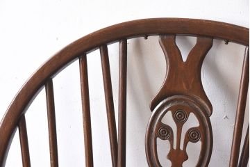 イギリスアンティーク　ERCOL(アーコール)　Windsor(ウィンザー)シリーズ　アザミの花の透かし彫りが上品なロッキングチェア(椅子、アームチェア)(R-048874)