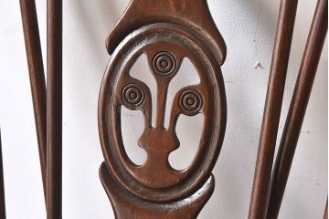 イギリスアンティーク　ERCOL(アーコール)　Windsor(ウィンザー)シリーズ　アザミの花の透かし彫りが上品なロッキングチェア(椅子、アームチェア)(R-048874)