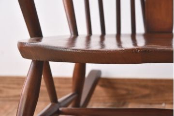 イギリスアンティーク　ERCOL(アーコール)　Windsor(ウィンザー)シリーズ　アザミの花の透かし彫りが上品なロッキングチェア(椅子、アームチェア)(R-048874)