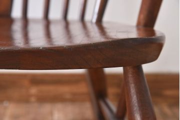 イギリスアンティーク　ERCOL(アーコール)　Windsor(ウィンザー)シリーズ　アザミの花の透かし彫りが上品なロッキングチェア(椅子、アームチェア)(R-048874)