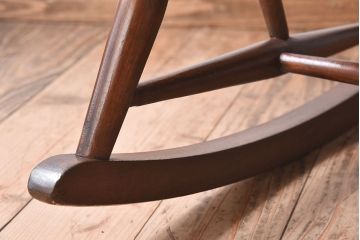イギリスアンティーク　ERCOL(アーコール)　Windsor(ウィンザー)シリーズ　アザミの花の透かし彫りが上品なロッキングチェア(椅子、アームチェア)(R-048874)