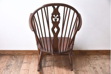 イギリスアンティーク　ERCOL(アーコール)　Windsor(ウィンザー)シリーズ　アザミの花の透かし彫りが上品なロッキングチェア(椅子、アームチェア)(R-048874)