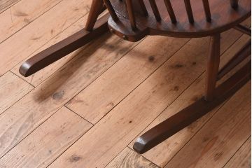 イギリスアンティーク　ERCOL(アーコール)　Windsor(ウィンザー)シリーズ　アザミの花の透かし彫りが上品なロッキングチェア(椅子、アームチェア)(R-048874)