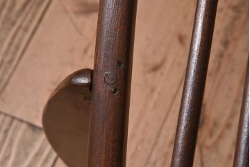 イギリスアンティーク　ERCOL(アーコール)　Windsor(ウィンザー)シリーズ　アザミの花の透かし彫りが上品なロッキングチェア(椅子、アームチェア)(R-048874)