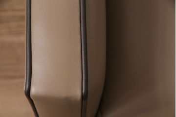中古　展示品　2019年製　Cassinaixc.(カッシーナイクスシー)　NORMANDIE II(ノルマンディドゥー)　FY革　洗練されたデザインが美しいラウンジチェア(一人掛け、1Pソファ、アームソファ、椅子)(定価約45万円)(R-048877)