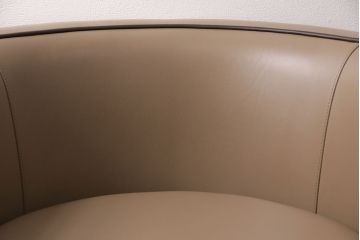 中古　展示品　2019年製　Cassinaixc.(カッシーナイクスシー)　NORMANDIE II(ノルマンディドゥー)　FY革　洗練されたデザインが美しいラウンジチェア(一人掛け、1Pソファ、アームソファ、椅子)(定価約45万円)(R-048877)