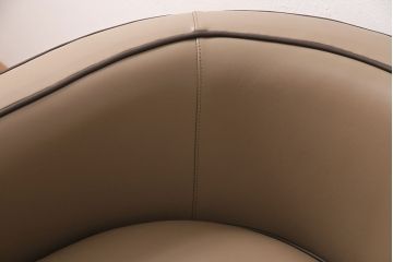 中古　展示品　2019年製　Cassinaixc.(カッシーナイクスシー)　NORMANDIE II(ノルマンディドゥー)　FY革　洗練されたデザインが美しいラウンジチェア(一人掛け、1Pソファ、アームソファ、椅子)(定価約45万円)(R-048877)