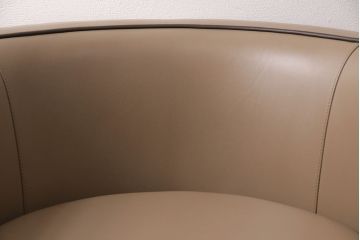 中古　展示品　2019年製　Cassinaixc.(カッシーナイクスシー)　NORMANDIE II(ノルマンディドゥー)　FY革　洗練されたデザインが美しいラウンジチェア(一人掛け、1Pソファ、アームソファ、椅子)(定価約45万円)(R-048878)