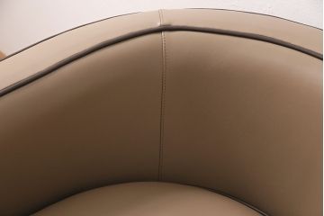中古　展示品　2019年製　Cassinaixc.(カッシーナイクスシー)　NORMANDIE II(ノルマンディドゥー)　FY革　洗練されたデザインが美しいラウンジチェア(一人掛け、1Pソファ、アームソファ、椅子)(定価約45万円)(R-048878)