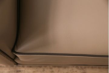 中古　展示品　2019年製　Cassinaixc.(カッシーナイクスシー)　NORMANDIE II(ノルマンディドゥー)　FY革　洗練されたデザインが美しいラウンジチェア(一人掛け、1Pソファ、アームソファ、椅子)(定価約45万円)(R-048878)