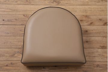 中古　展示品　2019年製　Cassinaixc.(カッシーナイクスシー)　NORMANDIE II(ノルマンディドゥー)　FY革　洗練されたデザインが美しいラウンジチェア(一人掛け、1Pソファ、アームソファ、椅子)(定価約45万円)(R-048878)