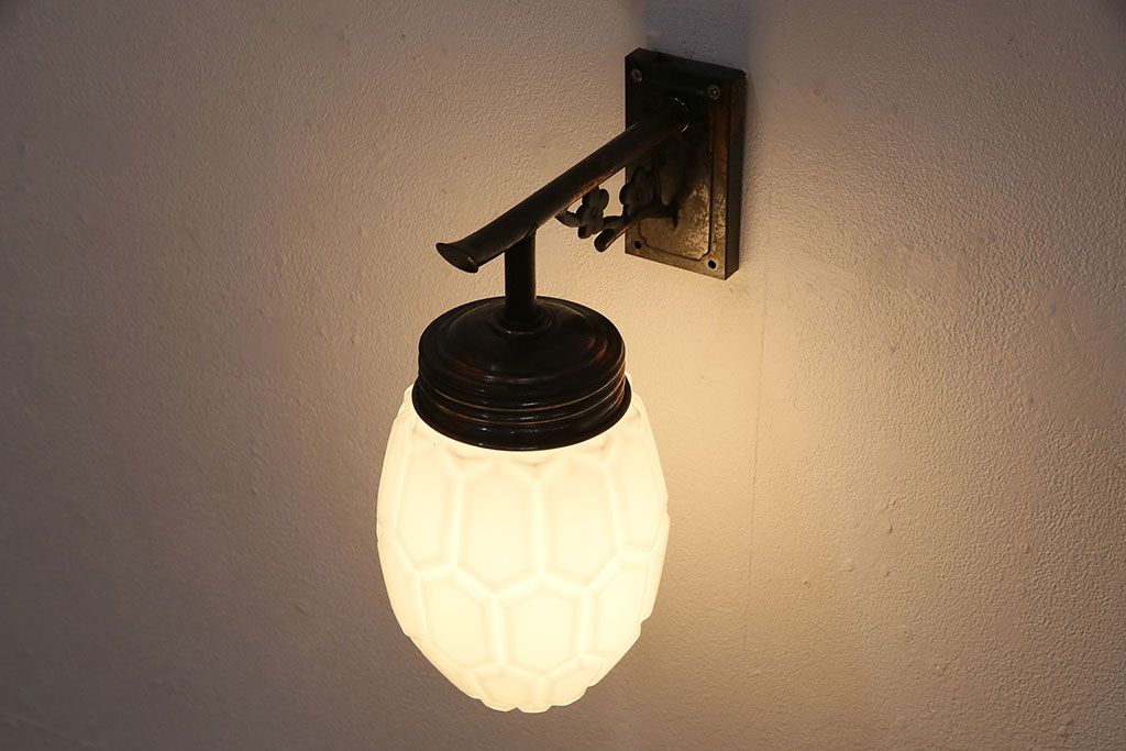 アンティーク照明　梅の花の意匠が愛らしい!亀甲文様の模様が浮き出るウォールランプ(壁掛け照明、壁付け照明)(R-048883)