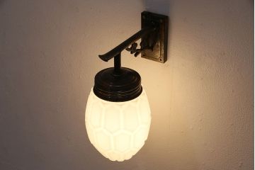 アンティーク照明　梅の花の意匠が愛らしい!亀甲文様の模様が浮き出るウォールランプ(壁掛け照明、壁付け照明)(R-048883)