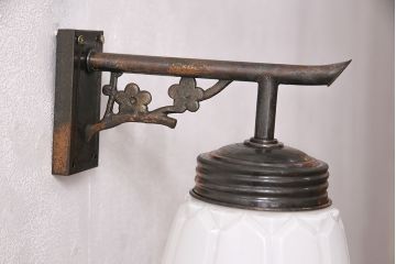 アンティーク照明　梅の花の意匠が愛らしい!亀甲文様の模様が浮き出るウォールランプ(壁掛け照明、壁付け照明)(R-048883)