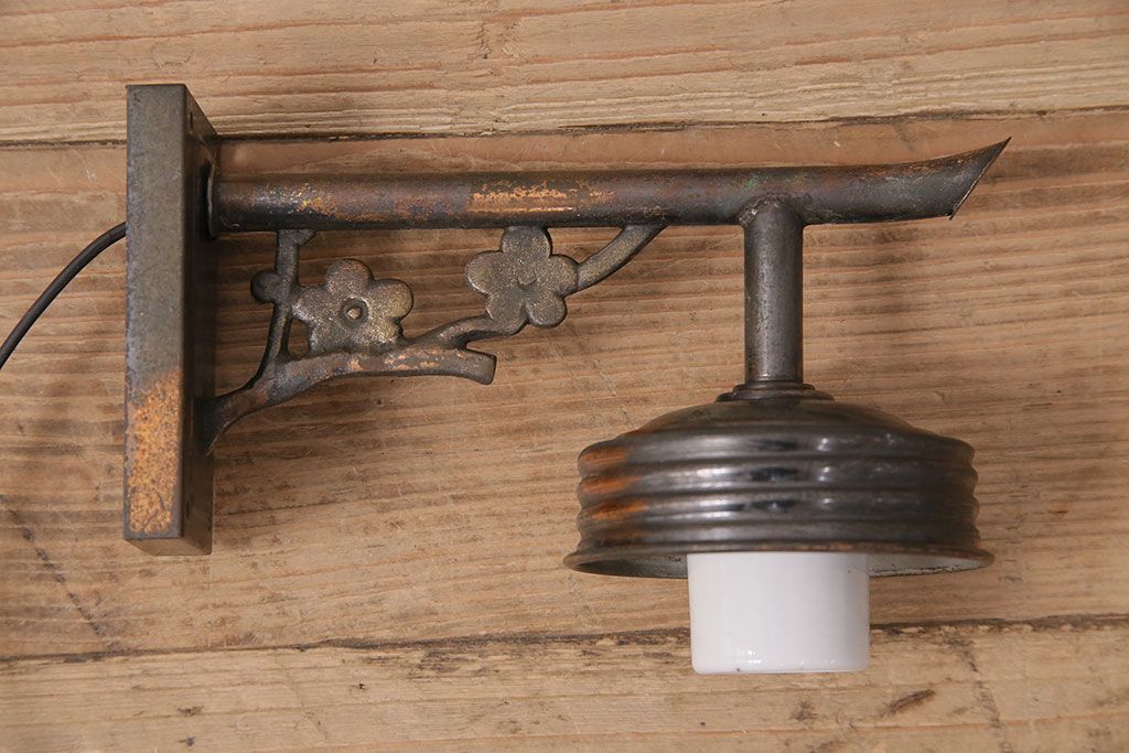 アンティーク照明　梅の花の意匠が愛らしい!亀甲文様の模様が浮き出るウォールランプ(壁掛け照明、壁付け照明)(R-048883)