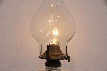 アンティーク照明　オイルランプリメイク　気泡ガラスと錆びた金具が趣あふれるテーブルランプ(スタンドライト、卓上照明)(R-048886)