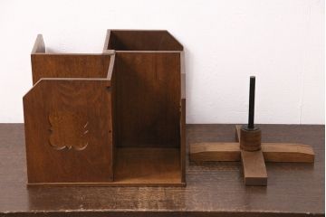 和製アンティーク　ナラ材　激レア!可愛らしいデザインが魅力のリボルビングブックスタンド(本立て)(R-048891)