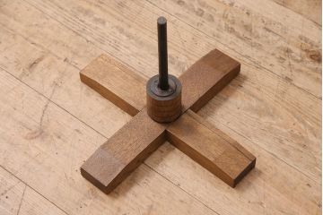和製アンティーク　ナラ材　激レア!可愛らしいデザインが魅力のリボルビングブックスタンド(本立て)(R-048891)
