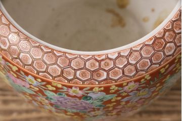 アンティーク雑貨　多彩な花尽くしの図が華やかな十錦手の瀬戸火鉢(鉢カバー)(R-048896)