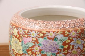 アンティーク雑貨　多彩な花尽くしの図が華やかな十錦手の瀬戸火鉢(鉢カバー)(R-048896)