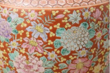 アンティーク雑貨　多彩な花尽くしの図が華やかな十錦手の瀬戸火鉢(鉢カバー)(R-048896)