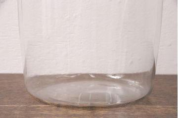 アンティーク雑貨　緩やかにカーブしたシルエットが珍しいガラス瓶(ガラスビン、フラワーベース)(R-048898)