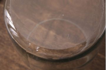 アンティーク雑貨　緩やかにカーブしたシルエットが珍しいガラス瓶(ガラスビン、フラワーベース)(R-048898)